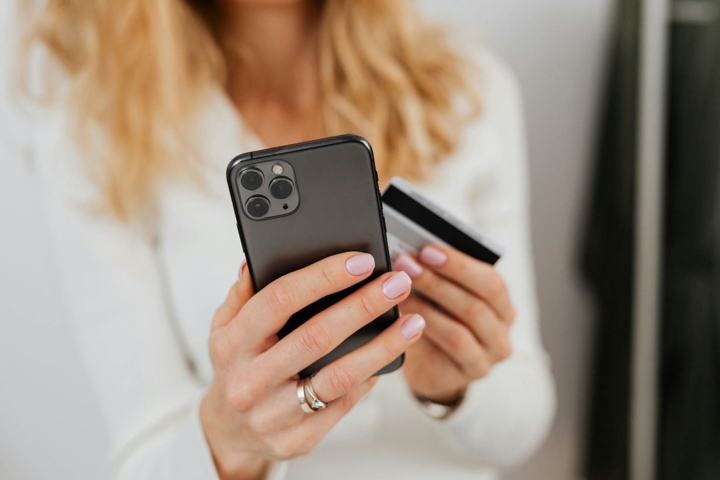 woman using mobile credit card app